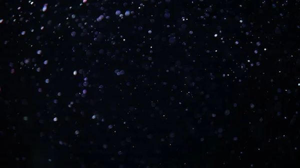 Abstrakcyjny Szybki Kryształ Makropęcherzyki Powietrza Poruszające Się Pływające Izolowane Czarnym — Zdjęcie stockowe
