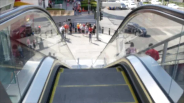 Perspectiva Vista Través Escaleras Mecánicas Desenfocado Irreconocible Grupo Personas Cruce — Foto de Stock