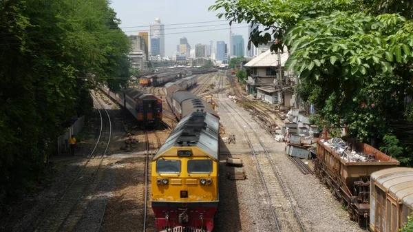 バンコク 2019 街並みや高層ビルを背景に鉄道駅の景色 ホアヒンLamphong公共交通機関のハブです サイアム州の鉄道輸送 — ストック写真