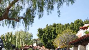 Meksika sömürgesi tarzı banliyö, İspanyol evi dışı, yeşil yemyeşil yemyeşil bahçe, San Diego, Kaliforniya ABD. Akdeniz terasotta seramik kil kiremit çatıda. Kırsal ispanyolca döşeli çatı. Kırsal ayrıntı
