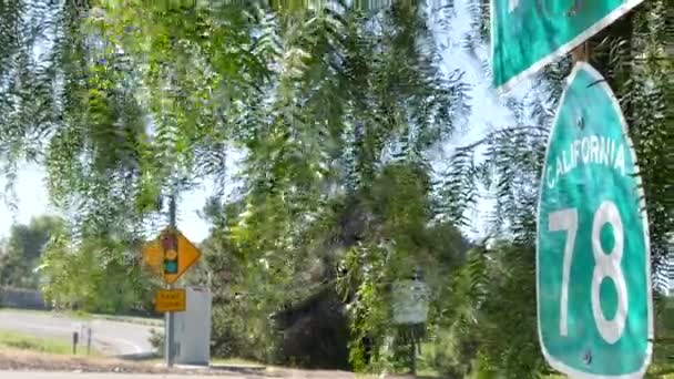 Jalan tol masuk di persimpangan persimpangan jalan di San Diego County, California USA. State Route jalan raya 78 signpost plate. Simbol jalan, transportasi dan peraturan keselamatan lalu lintas — Stok Video