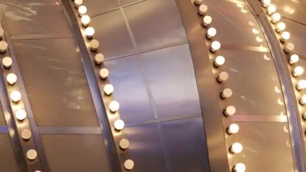 Oude gefaseerde elektrische lampen knipperen en gloeien 's nachts. Abstract close-up van retro casino decoratie glinsterende in Las Vegas, USA. Verlichte vintage stijl gloeilampen schitteren op Freemont straat — Stockvideo