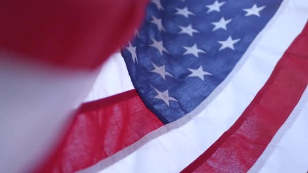 Mjukt fokus på närbild av amerikanska Old Glory flaggan vinkar på vinden. Stjärnor och ränder demokrati, patriotism, frihet och självständighetsdagen symbol. Stjärnspäckad Banner, nationell stolthet och frihetsikon — Stockvideo