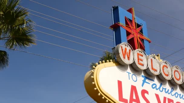 Selamat datang di retro neon Las Vegas yang menakjubkan di tempat wisata judi, Amerika Serikat. Spanduk antik es sebagai simbol kasino, permainan kesempatan, permainan uang dan taruhan bahaya. Surat di papan nama — Stok Video