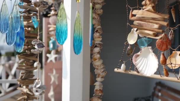 Estilo náutico pendurado conchas decoração, praia azul casa de férias de madeira, costa pacífica, Califórnia EUA. Decoração interior pastel marinho de casa de praia em brisa. Summertime mar vento estética — Vídeo de Stock