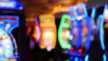 Las Vegas Bulvarı, ABD 'de kumarhanede çözülmüş kumar makineleri parlıyor. Fremont caddesi yakınlarındaki bir otelde kumarda büyük ikramiye oynamış. Riskli para oynamak ve bahis oynamak için aydınlatılmış neon meyve makinesi
