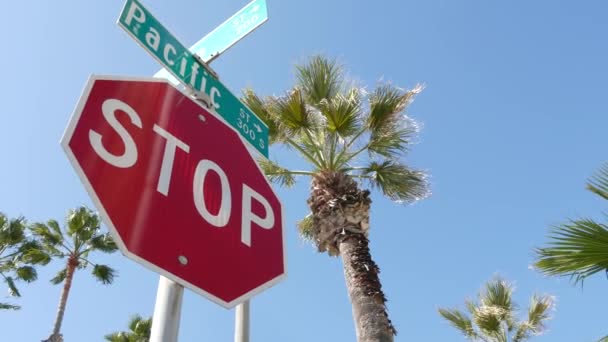 Znak drogowy Pacific Street na skrzyżowaniu, trasa 101 turystycznym, Kalifornia, USA. Litery na skrzyżowaniu drogowskazów, symbol letnich podróży i wakacji.Podpis w mieście w pobliżu Los Angeles — Wideo stockowe