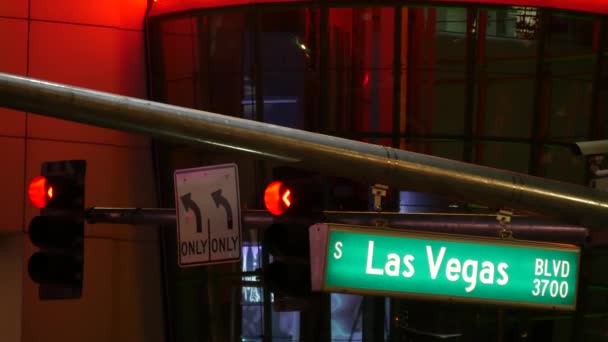 Fabulos Las Vegas, verkeersbord gloeiend op de Strip in sin stad van de VS. Iconisch bord op de weg naar Fremont Street in Nevada. Verlicht symbool van casino geld spelen en weddenschappen in gaming gebied — Stockvideo