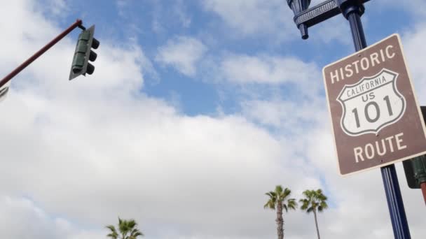 パシフィック・コースト・ハイウェイ、歴史的ルート101道路標識、カリフォルニア州の観光地米国。交差点の標識に手紙。海沿いの夏の旅行のシンボル。全米の風光明媚な方法 — ストック動画