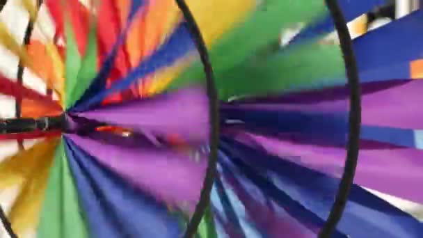 Pinwheel colorido girando, veleta del viento del tiempo, decoración del jardín en Estados Unidos. Arco iris símbolo de la infancia, la fantasía y la imaginación girando. Juguete espiral multicolor girando en brisa. Soñar en verano — Vídeo de stock