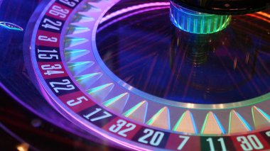 Fransa stili rulet masası Las Vegas, ABD 'de oynanan para için. Şans oyunu oynamak için siyah ve kırmızı sektörlü dönen çarklar. Rastgele algoritma, kumar ve bahis sembolü ile tehlikeli eğlence.