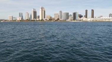 Metropolis şehir silueti, şehir merkezindeki yüksek gökdelenler, San Diego Körfezi, Kaliforniya ABD. Pasifik Okyanusu limanı yakınlarındaki rıhtım binaları. Coronado 'ya gemiden, denizden toplu taşıma.