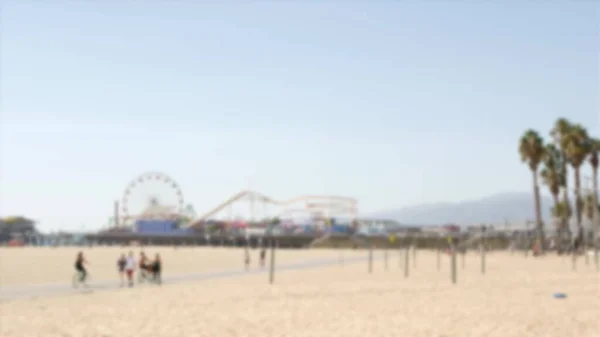 Kalifornische Strandästhetik Die Menschen Fahren Mit Dem Fahrrad Auf Einem — Stockfoto