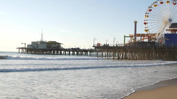 Ocean Waves Sandy California Beach Classic Ferris Wheel Amusement Park — Stock Photo, Image