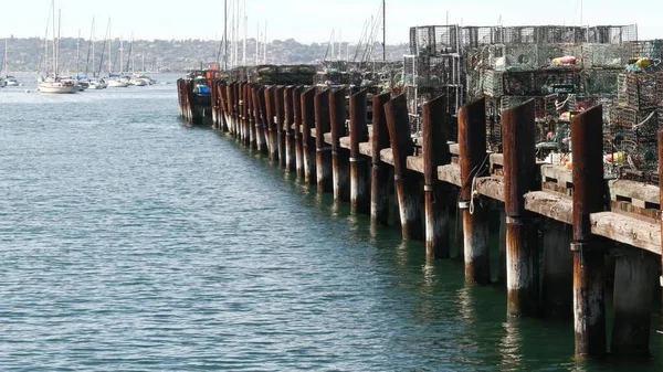 桟橋上のトラップ ロープやケージ 商業ドック カリフォルニア州サンディエゴ港 米国の漁業 港で獲れる魚介類のための空の鍋や焼き器 漁港には漁網や籠が多い — ストック写真