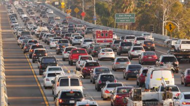 SAN DIEGO, CALIFORNIA USA - 15 HAZİRAN 2020: işlek şehirlerarası otoyolda 911 acil durum arabası. Trafik sıkışıklığında trafik sıkışıklığında acil yardım arabası. Metropolis 'te ulaşım kavramı ve taşımacılık.