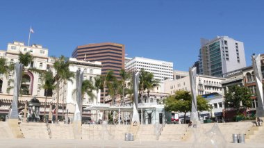 SAN DIEGO, CALIFORNIA USA - 13 Şubat 2020: Metropolis şehir merkezi. Horton Plaza Parkı 'ndaki çeşme, çeşitli yüksek binalar ve Gaslamp Quarter' daki insanlar. Finans bölgesinde yürüyen vatandaşlar.