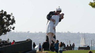 SAN DIEGO, CALIFORNIA USA - 23 Şubat 2020: Koşulsuz Teslimiyet Heykeli, USS Midway Müzesi. Donanma filosunun ve Japonya Günü 'ne karşı zaferin sembolü. Denizci bir kadını öpüyor, 2. Dünya Savaşı anıtı heykeli..