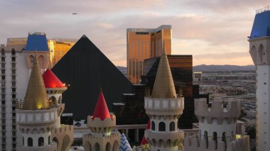 LAS VEGAS, NEVADA USA - 4 MAR 2020: Excalibur Kalesi ve Luxor Piramit Kumarhanesi McCarran havaalanından kalkan uçak. Mandalay Körfezi ve Delano Oteli Amerikan kumar şehri..