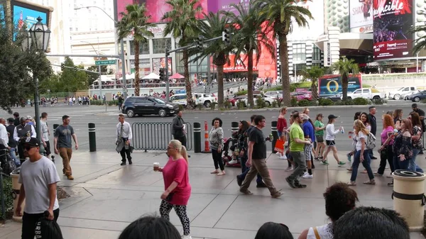 Las Vegas Nevada Usa Mar 2020 People Pedestrian Walkway 多元文化的男人和女人走在城市的人行道上 — 图库照片