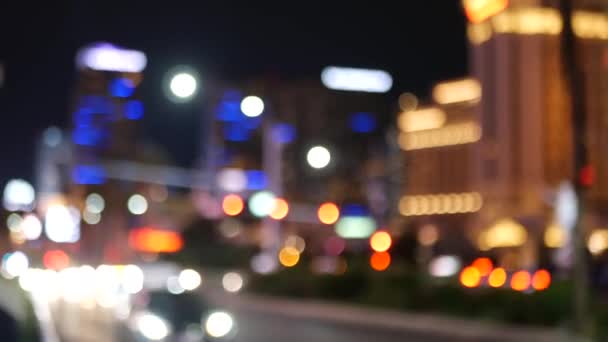 Defocused fabelaktige Las Vegas Strip boulevard, luksus casino og hotell, gambling område i Nevada, USA. Natteliv og trafikk nær Fremont Street i turistpenger. Neonlys fra syndens by – stockvideo