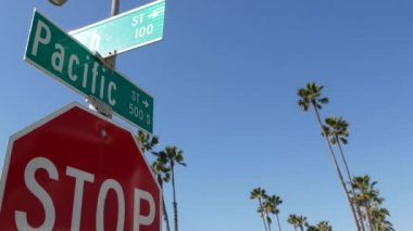 Pasifik Caddesi kavşağındaki yol tabelası, 101 numaralı güzergah, Kaliforniya, ABD. Kesişme noktasındaki mektup, yaz seyahatlerinin ve tatillerin sembolü. Los Angeles yakınlarındaki kentte tabela.