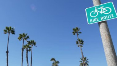 Kaliforniya, ABD 'de bisiklet yolu yeşil yol tabelası. Bisiklet yolu tek direkli. Oceanside Pasifik Turizm Merkezi 'nde bisiklet yolu. Bisiklet levhası ve avuç içi. Sağlıklı yaşam tarzı, eğlence ve güvenlik bisiklet sembolü