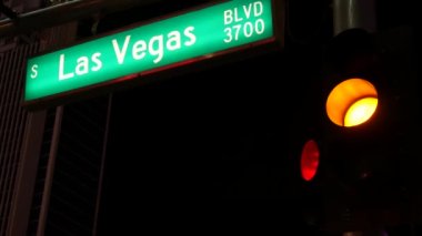 Fabulos Las Vegas, Günah Şehri 'nde trafik levhası parlıyor. Nevada 'daki Fremont caddesine giden yolda ikonik tabela var. Kumarhane parasının ve kumar alanındaki bahislerin sembolü.