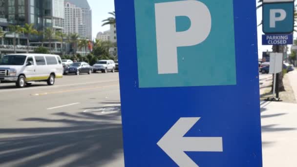 米国の忙しい都市部での交通問題や交通問題の象徴として駐車場標識。カリフォルニア州サンディエゴのダウンタウンに公共有料駐車場。市内の車のための限られたスペース — ストック動画