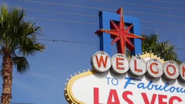 Лас-Вегас запрошений на приголомшливий знак ретро-неону на туристичному курорті в Лас-Вегасі, США. Іконічний вінтажний банер, як символ казино, азартні ігри, гра в гроші і парі на ризик. Посилання на підпис — стокове відео