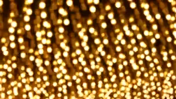 Éjjel fénylő régi, éhgyomorra működő villanylámpák. Absztrakt közeli elmosódott retro kaszinó dekoráció csillogó, Las Vegas USA. Világító vintage stílusú izzók csillognak a Freemont utcában — Stock videók