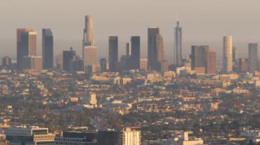 Los Angeles, Kaliforniya 'daki Metropolis' in en yüksek gökdelenleri. Hava toksik kirliliği ve sisli şehir merkezi silüeti. Kirli siste şehir manzarası. Ekoloji sorunları yüzünden şehirde görüş mesafesi düşük.