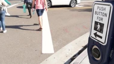 Yaya geçidinde trafik ışığı düğmesi, insanlar itmek ve beklemek zorunda. ABD 'de halkın güvenliği için trafik kuralları ve yönetmelikleri. Zebra caddesi San Diego, Kaliforniya 'da yol ayrımında kesişiyor.