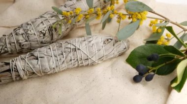 Kurutulmuş beyaz adaçayı lekesi, gevşeme ve aromaterapi. Psişik okült ayin, bitkisel şifa, yoga ya da aura temizliği sırasında lekeler. Esrarengiz ayinler ve fal bakımı için temel tütsü