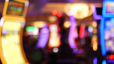 Las Vegas Bulvarı, ABD 'de kumarhanede çözülmüş kumar makineleri parlıyor. Fremont caddesi yakınlarındaki bir otelde kumarda büyük ikramiye oynamış. Riskli para oynamak ve bahis oynamak için aydınlatılmış neon meyve makinesi