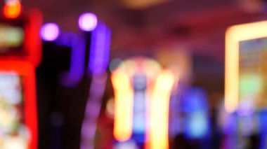 Las Vegas Bulvarı, ABD 'de kumarhanede çözülmüş kumar makineleri parlıyor. Fremont caddesi yakınlarındaki bir otelde kumarda büyük ikramiye oynamış. Riskli para oynamak ve bahis oynamak için aydınlatılmış neon meyve makinesi