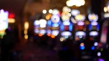 Las Vegas Bulvarı, ABD 'de kumarhanede çözülmüş kumar makineleri parlıyor. Fremont caddesi yakınlarındaki bir otelde kumarda büyük ikramiye oynamış. Riskli para oynamak ve bahis oynamak için aydınlatılmış neon meyve makinesi.