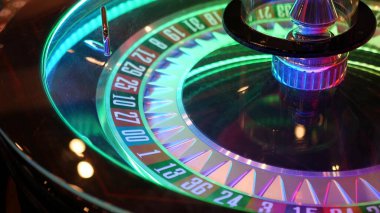 Fransa stili rulet masası Las Vegas, ABD 'de oynanan para için. Şans oyunu oynamak için siyah ve kırmızı sektörlü dönen çarklar. Rastgele algoritma, kumar ve bahis sembolü ile tehlikeli eğlence.