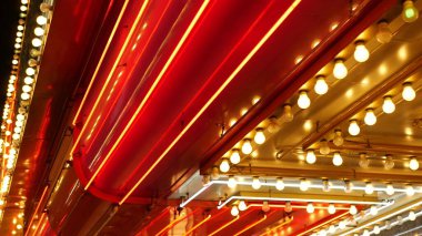 Eski moda elektrik lambaları geceleri yanıp sönüyor. Las Vegas, ABD 'de parıldayan eski kumarhane dekorasyonunun soyut yakın çekimi. Freemont caddesinde parıldayan eski tip ampuller..