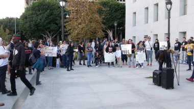 LOS ANGELES, CALIFORNIA, ABD - 30 OCT 2019: insanlar Adalet Salonu yakınlarında grev. Şerif Departmanı ve Adliye önünde protesto eylemleri. Los Angeles hükümet binası yakınlarında eylemcilerin gösterisi.