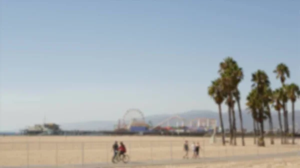 Kalifornia Tengerparti Esztétika Emberek Bicikliznek Egy Kerékpárúton Homályos Zavarodott Háttér — Stock Fotó