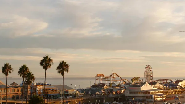 Klasik Dönme Dolap Santa Monica Pasifik Okyanusu Sahili Ndeki Iskeledeki — Stok fotoğraf