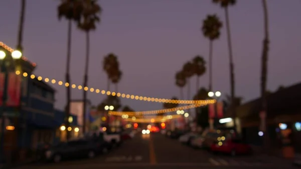 Decoratieve Starende Bloemenslinger Palmbomen Silhouetten Avondlucht Wazige Achtergrond Straat Versierd — Stockfoto