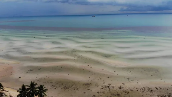 Θυελλώδης Ουρανός Και Ασυνήθιστη Ακτή Λευκής Άμμου Εκπληκτικό Τοπίο Θυελλώδη — Φωτογραφία Αρχείου