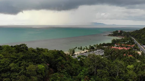 熱帯の島の上空で タイ王国の雨季には 灰色の曇りの空 サムイ島の緑のヤシ ドローン ビュー 野生の熱帯雨林やジャングルを飛んで楽園の海のビーチの近く アジアの嵐 — ストック写真