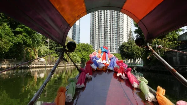 Touristenfahrt Auf Dem Asiatischen Kanal Blick Auf Ruhigen Kanal Und — Stockfoto