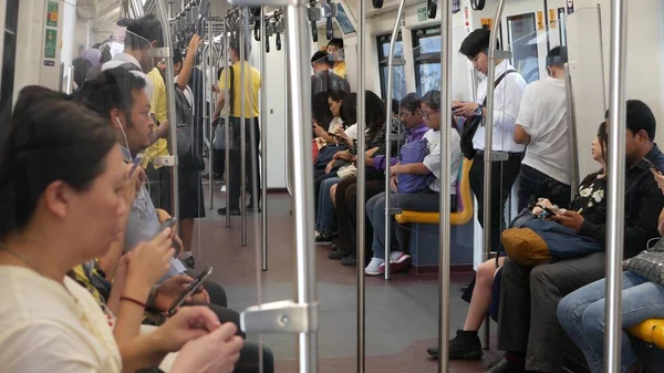 Bangkok Tailandia Julio 2019 Pasajeros Asiáticos Tren Usando Smartphones Gente —  Fotos de Stock