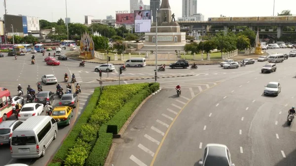 BANGKOK, THAILAND - 10 HAZİRAN, 2019: Krungthep başkentinde Zafer Monumet yakınlarında yoğun trafik. Meşhur Asya simgesi ve seyahat yeri. Şehir merkezi modern şehir hayatı. Yarasa insanlar ve yolcular