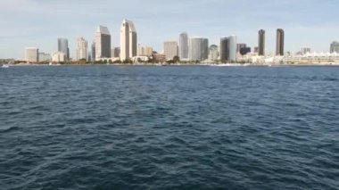Metropolis şehir silueti, şehir merkezindeki yüksek gökdelenler, San Diego Körfezi, Kaliforniya ABD. Pasifik Okyanusu limanı yakınlarındaki rıhtım binaları. Coronado 'ya gemiden, denizden toplu taşıma