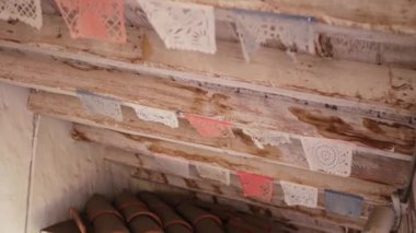 Renkli Meksika delikli papel picado bayrağı, renkli renkli kağıt çelenk. Çok renkli İspanyol halkı doku bayrakları, bayram ya da karnaval kazıdı. Latin Amerika 'da otantik fiesta dekorasyonu